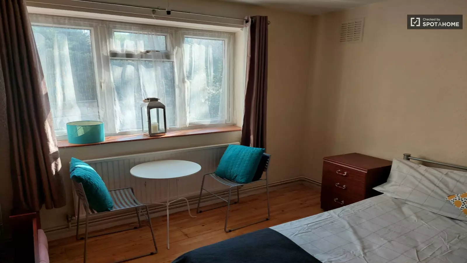 Flat Lebanon Gardens in Greater London