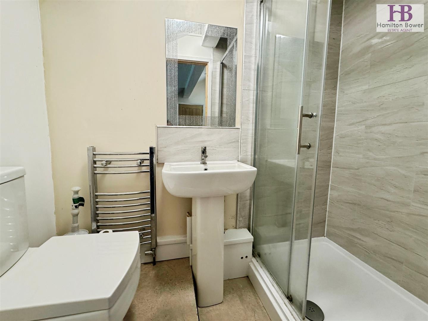 Room Coniston Grove in Bradford