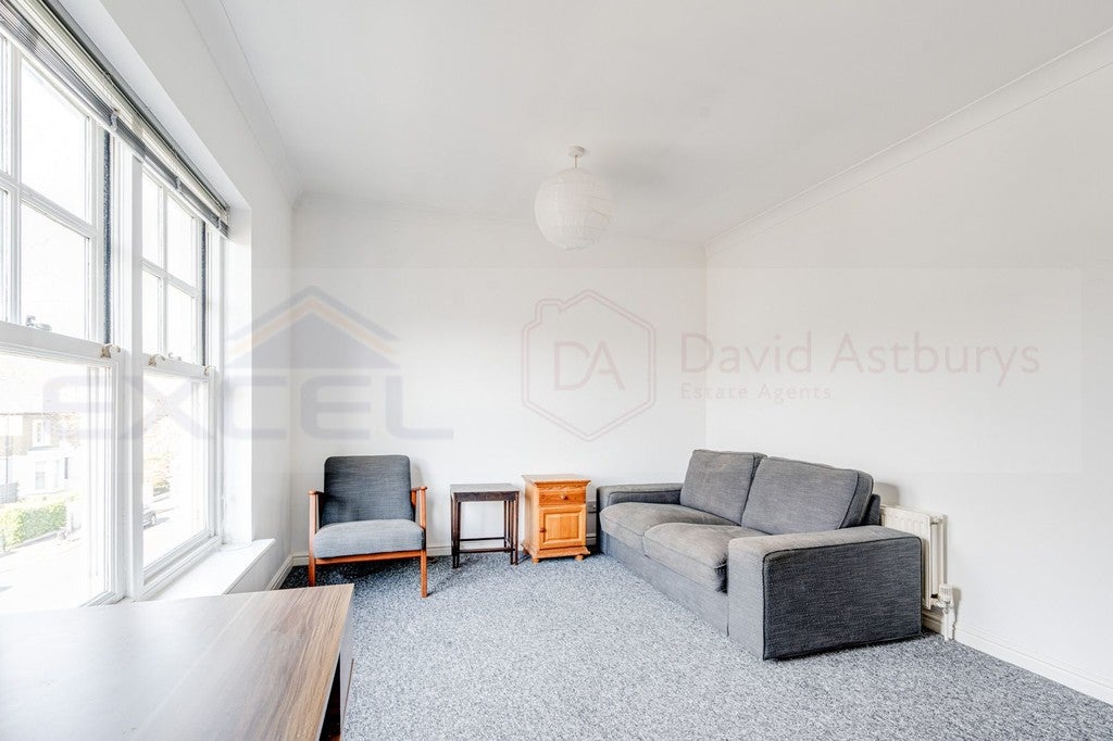 Flat Mowbray Road in Greater London