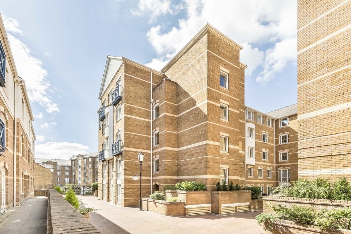 Flat Rotherhithe Street in Greater London