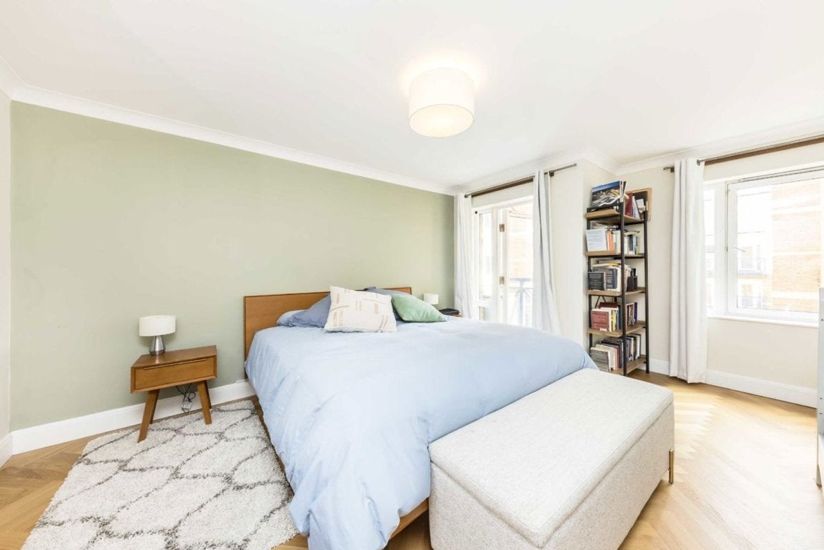 Flat Rotherhithe Street in Greater London