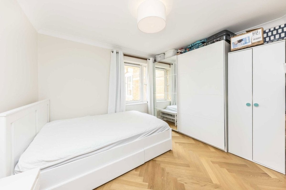 Flat Rotherhithe Street in Greater London