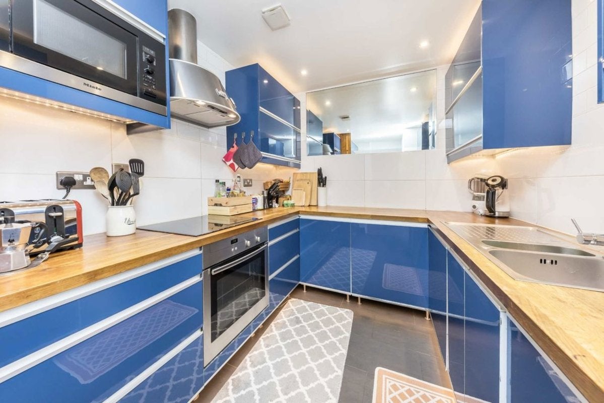 Flat Rotherhithe Street in Greater London
