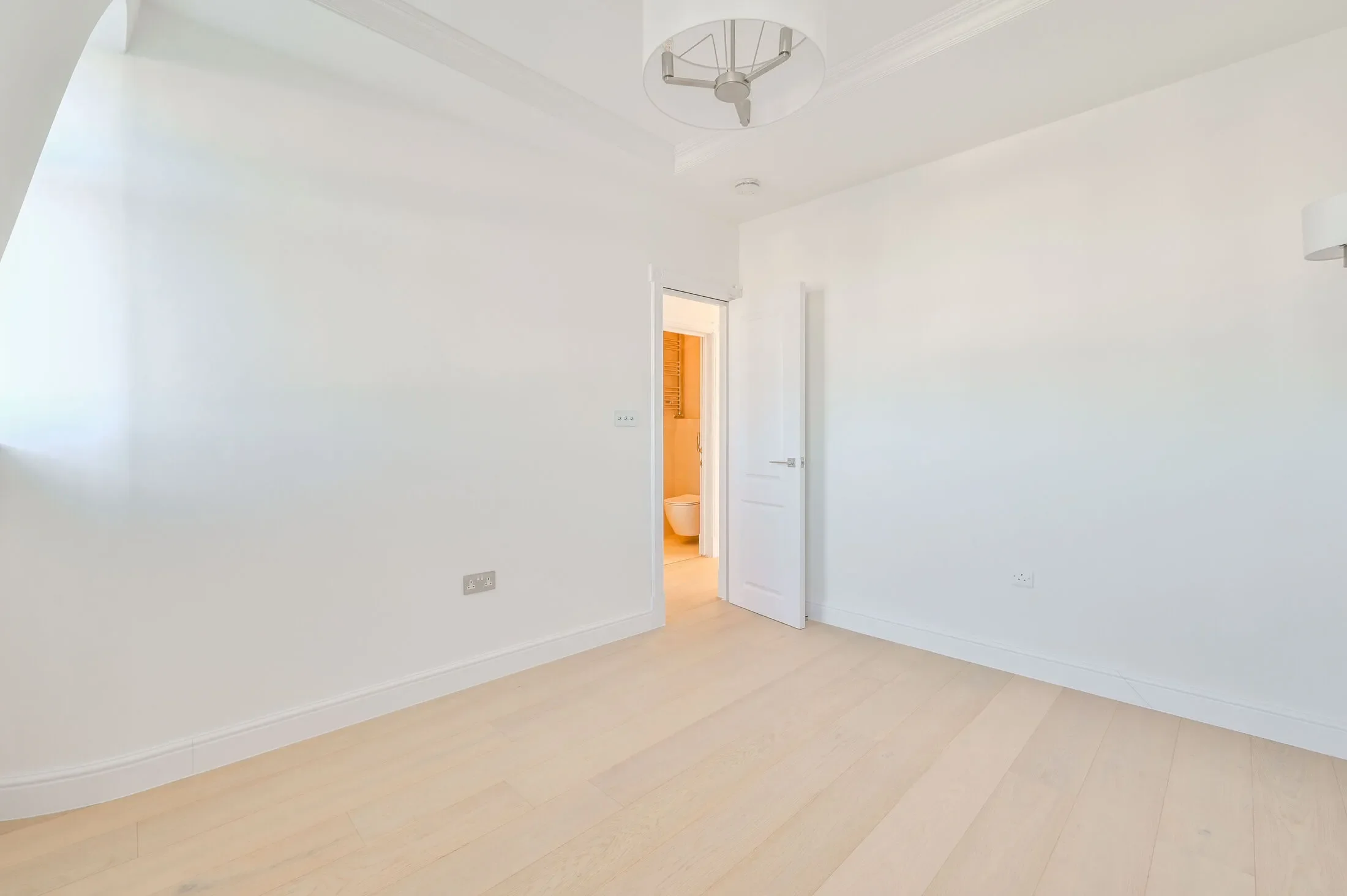 Flat Hogarth Road in Greater London