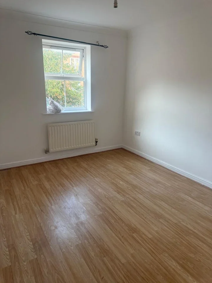 Flat Piper Way in Greater London