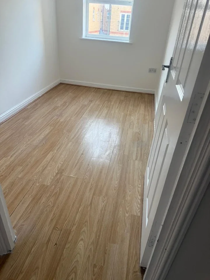 Flat Piper Way in Greater London