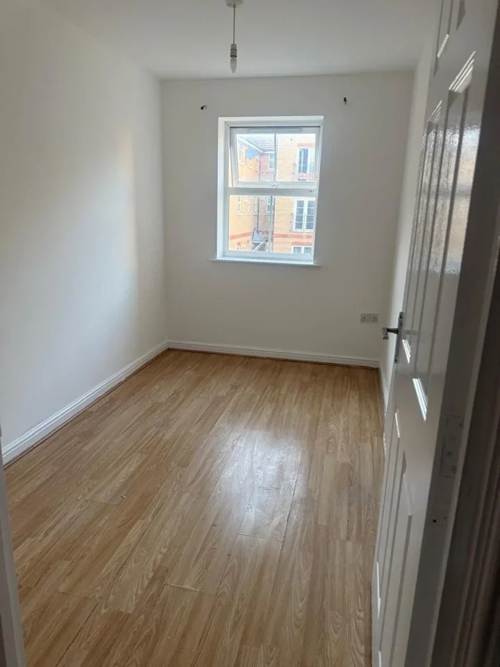 Flat Piper Way in Greater London