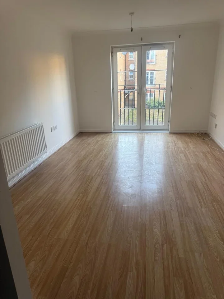 Flat Piper Way in Greater London