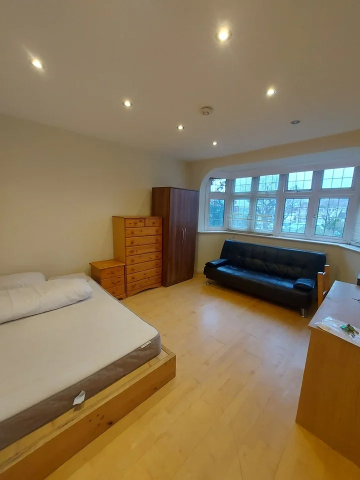 Room Wycherley Crescent in Greater London