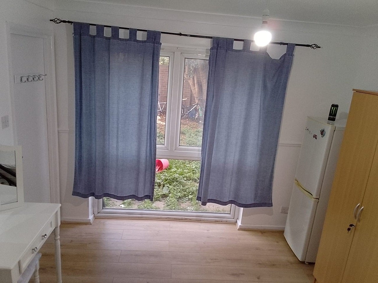 Room Walnut Gardens in Greater London