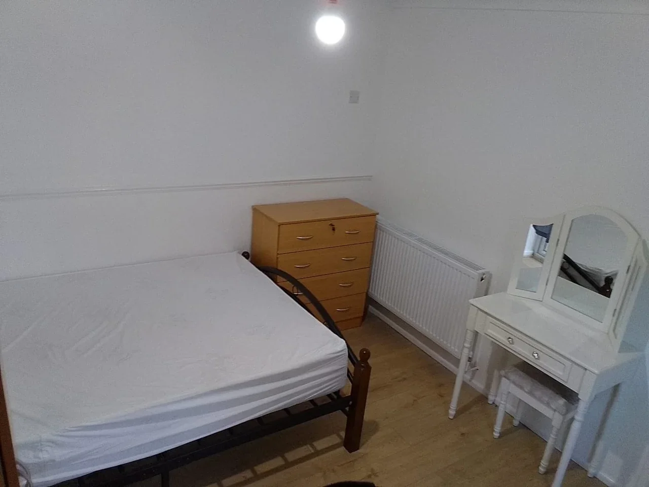 Room Walnut Gardens in Greater London