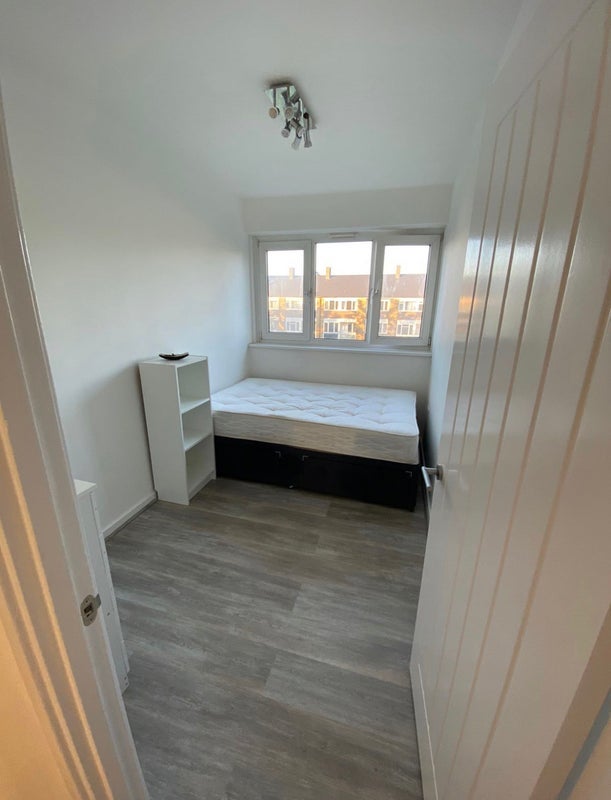 Room Harpley Square in Greater London