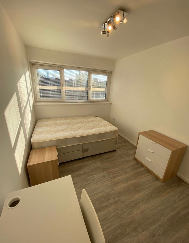 Room Harpley Square in Greater London