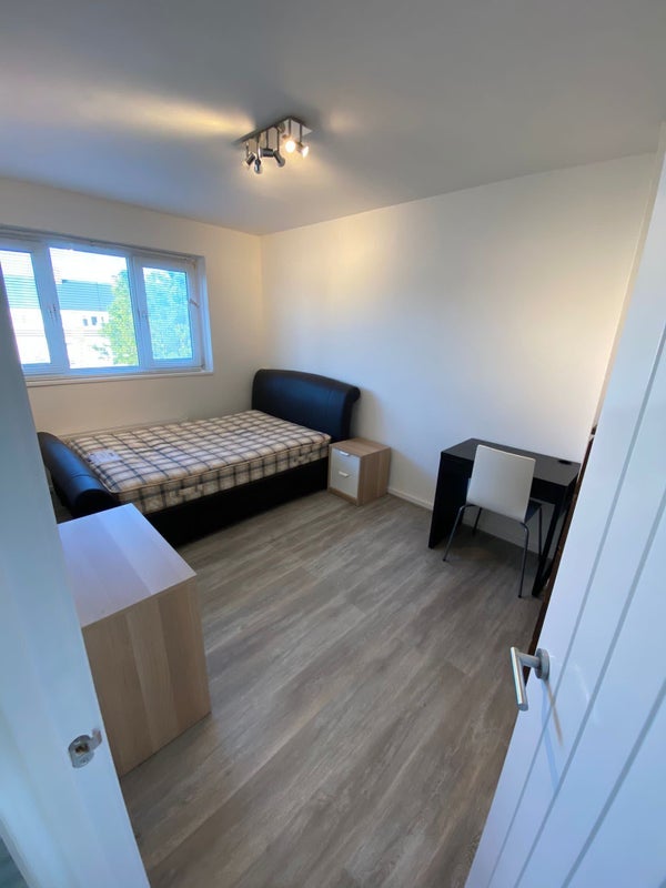 Room Harpley Square in Greater London