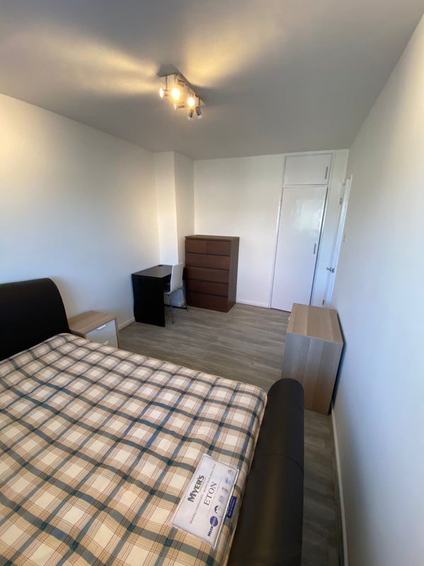 Room Harpley Square in Greater London