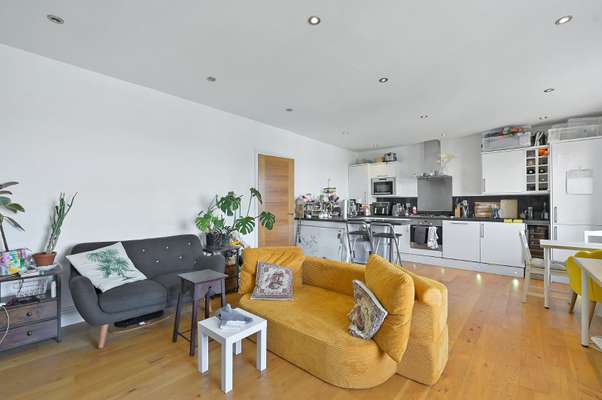 Flat Chertsey Road in Bristol