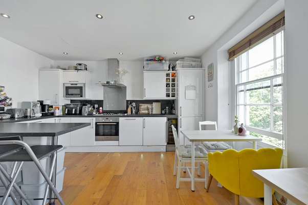 Flat Chertsey Road in Bristol