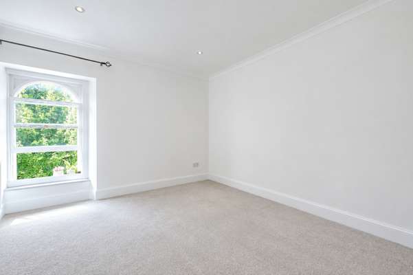 Flat Chertsey Road in Bristol