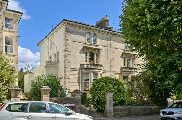 Flat Chertsey Road in Bristol