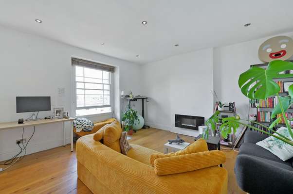 Flat Chertsey Road in Bristol
