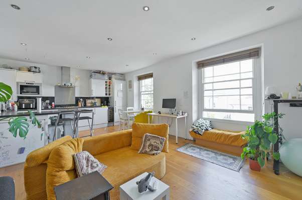 Flat Chertsey Road in Bristol