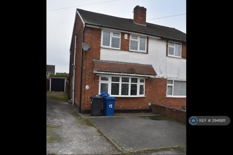 House Woodford Crescent in Lichfield