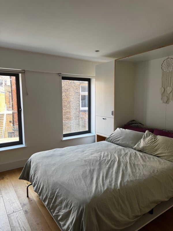 Flat Saint John's Hill in Greater London