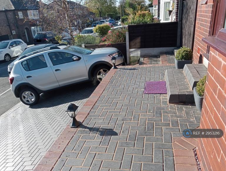 House Hallwood Avenue in Salford