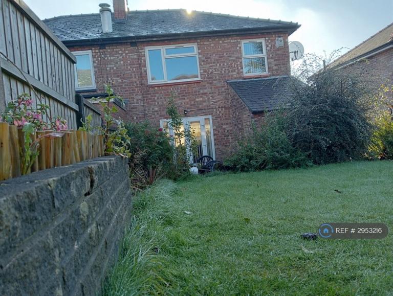 House Hallwood Avenue in Salford