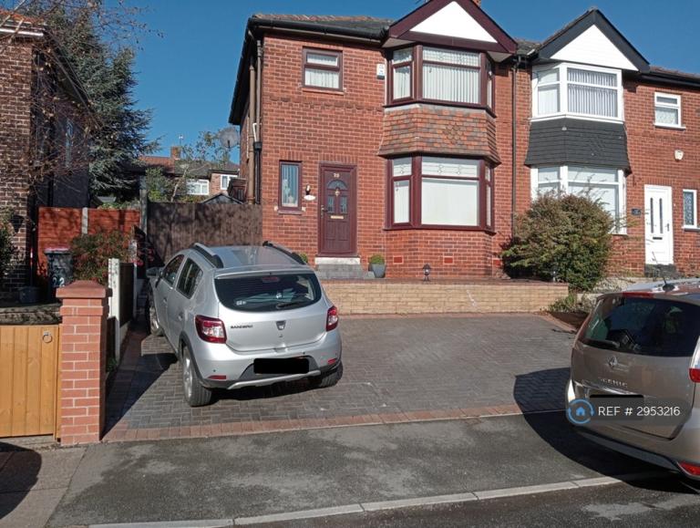 House Hallwood Avenue in Salford