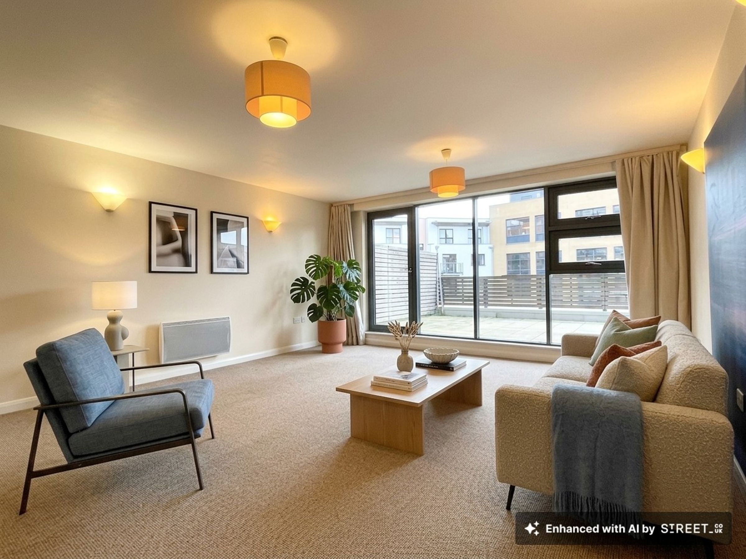 Flat Deanery Road in Bristol