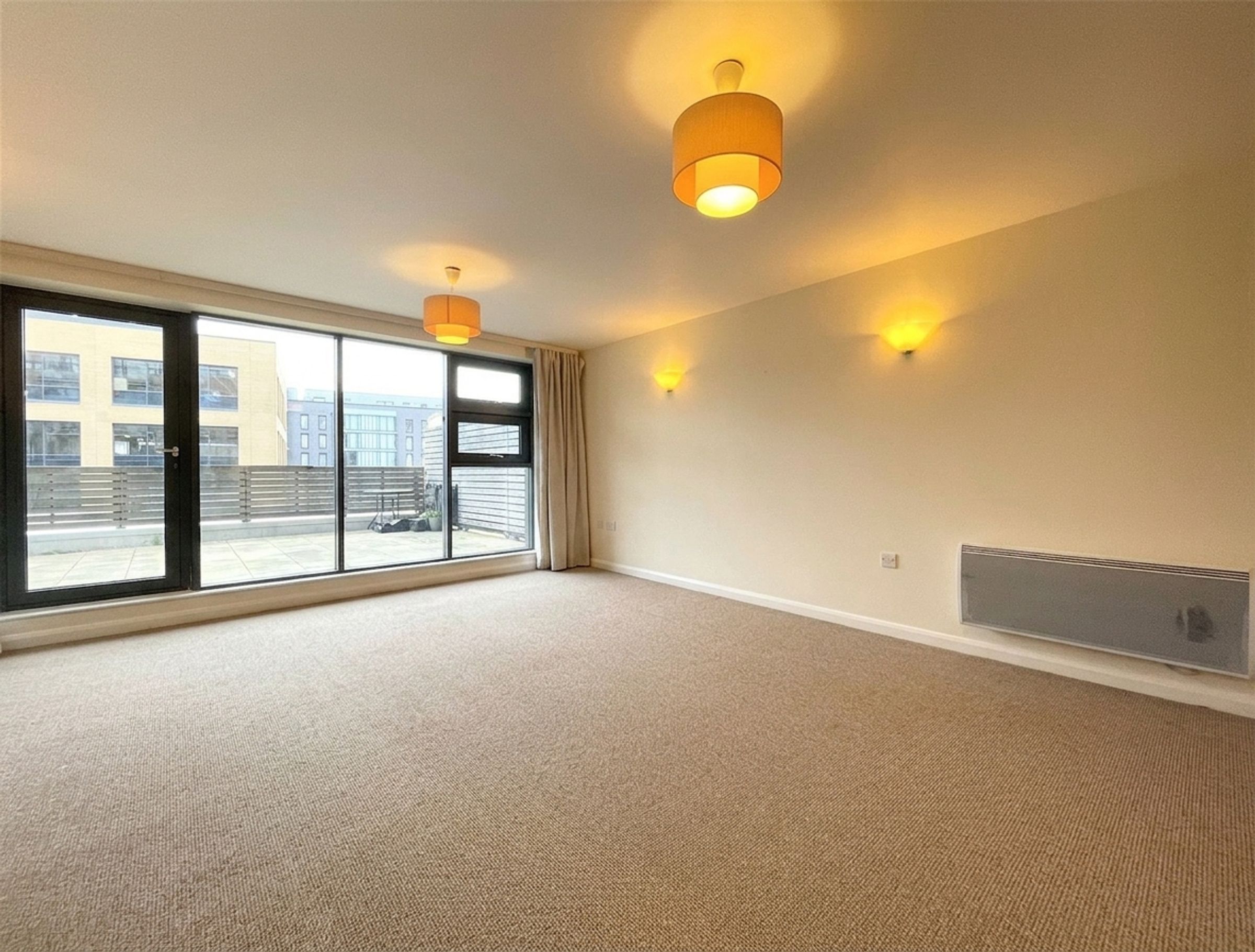 Flat Deanery Road in Bristol