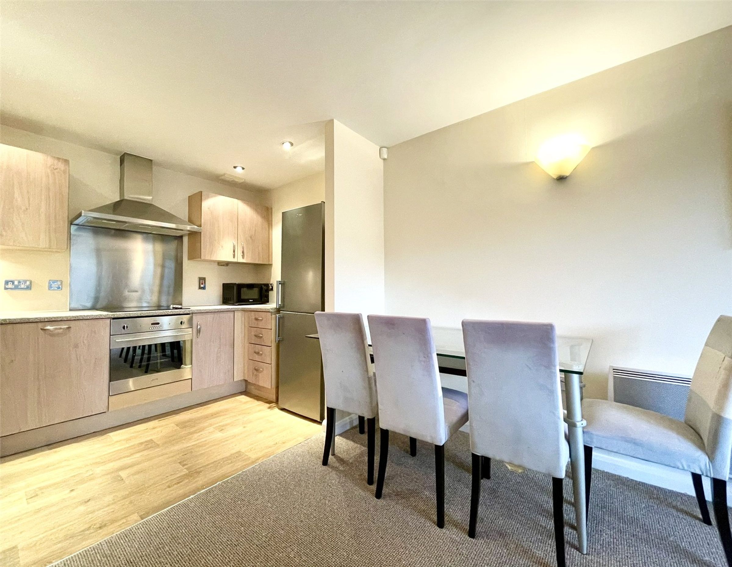 Flat Deanery Road in Bristol