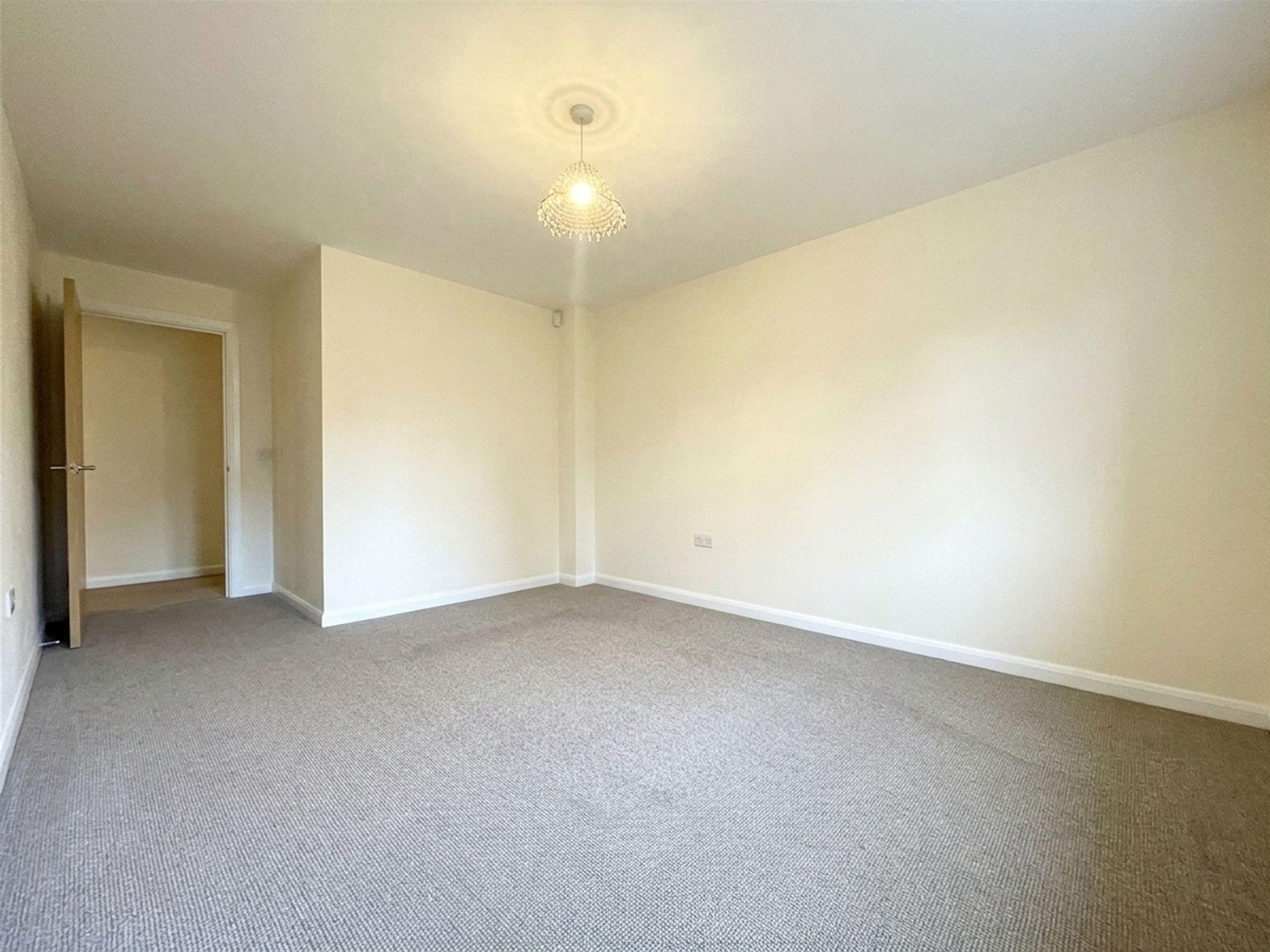 Flat Deanery Road in Bristol