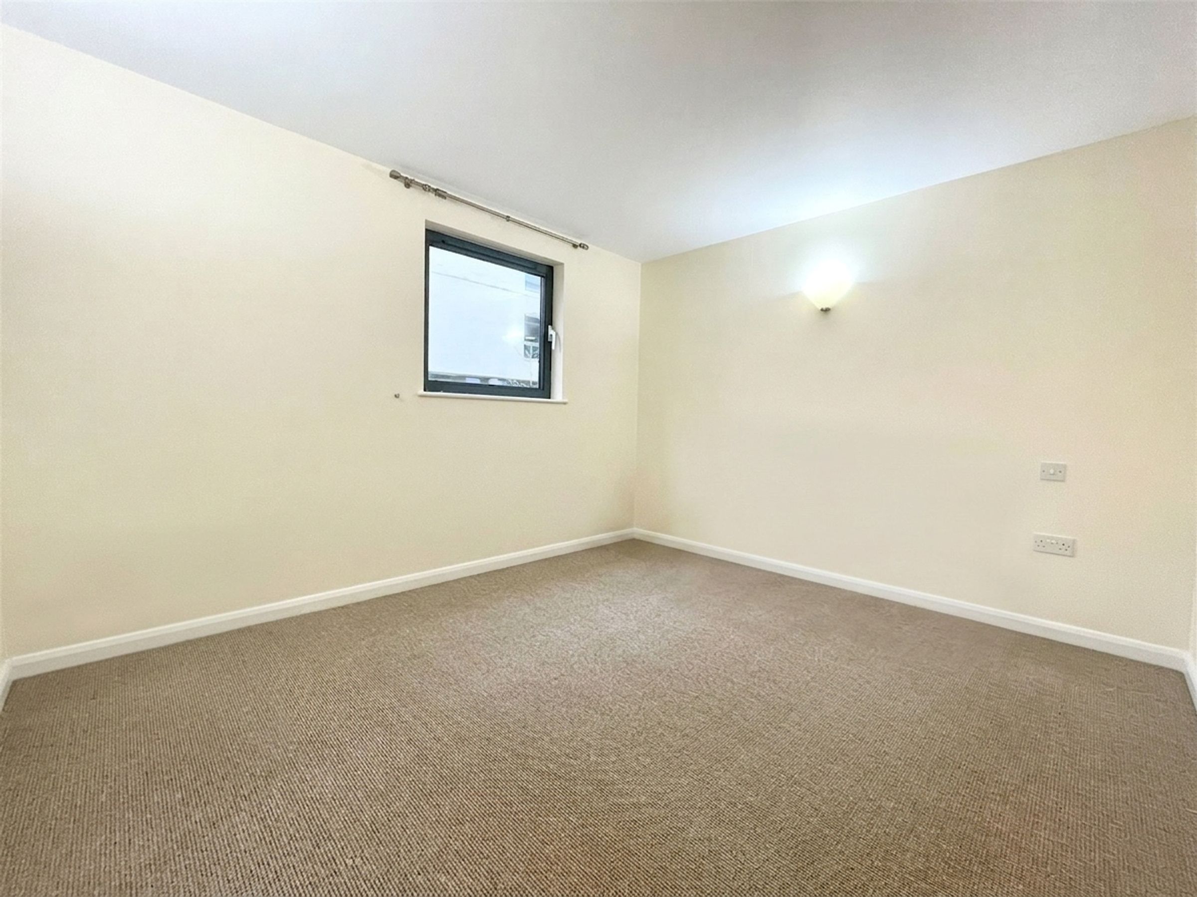 Flat Deanery Road in Bristol