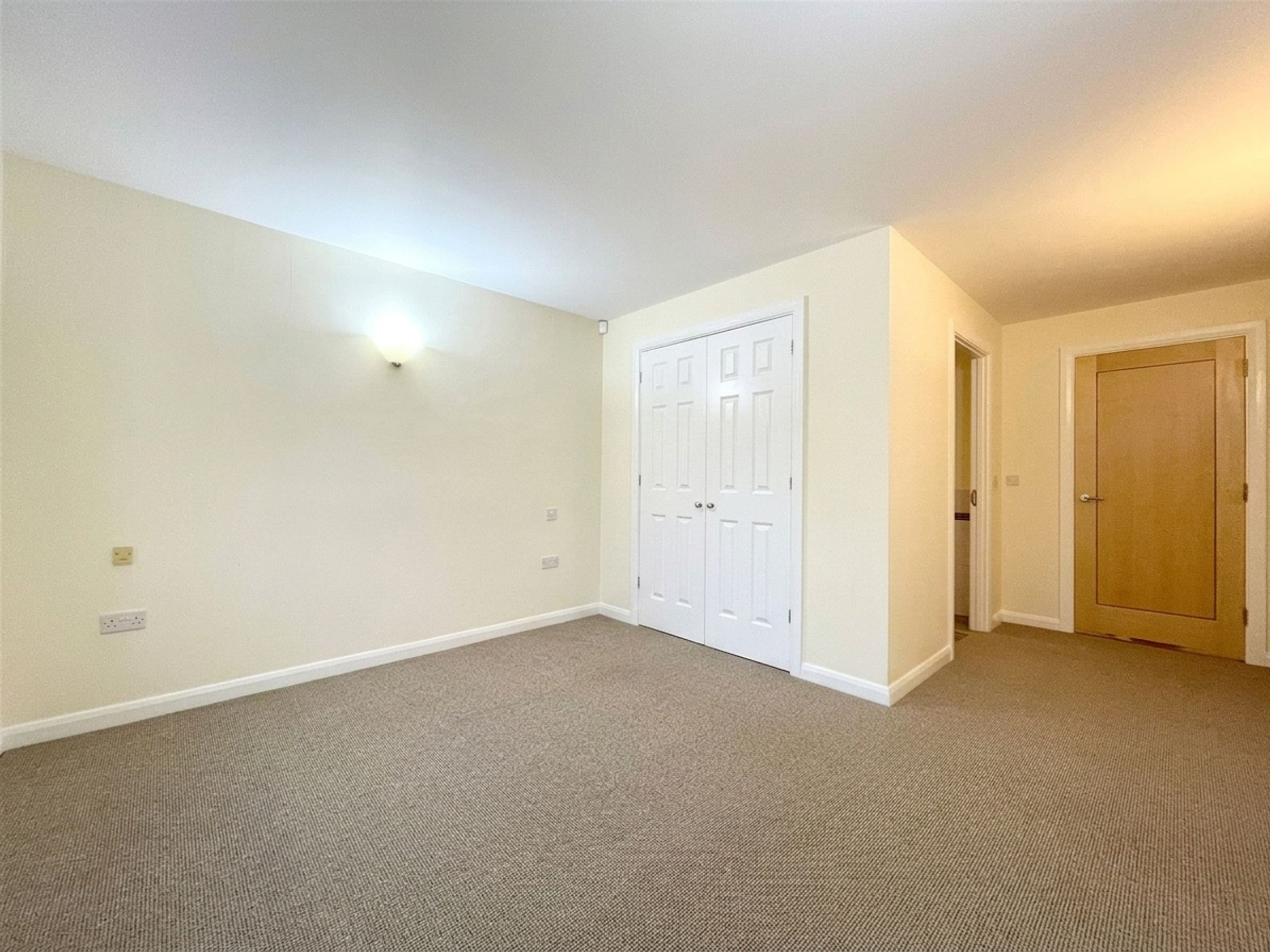 Flat Deanery Road in Bristol