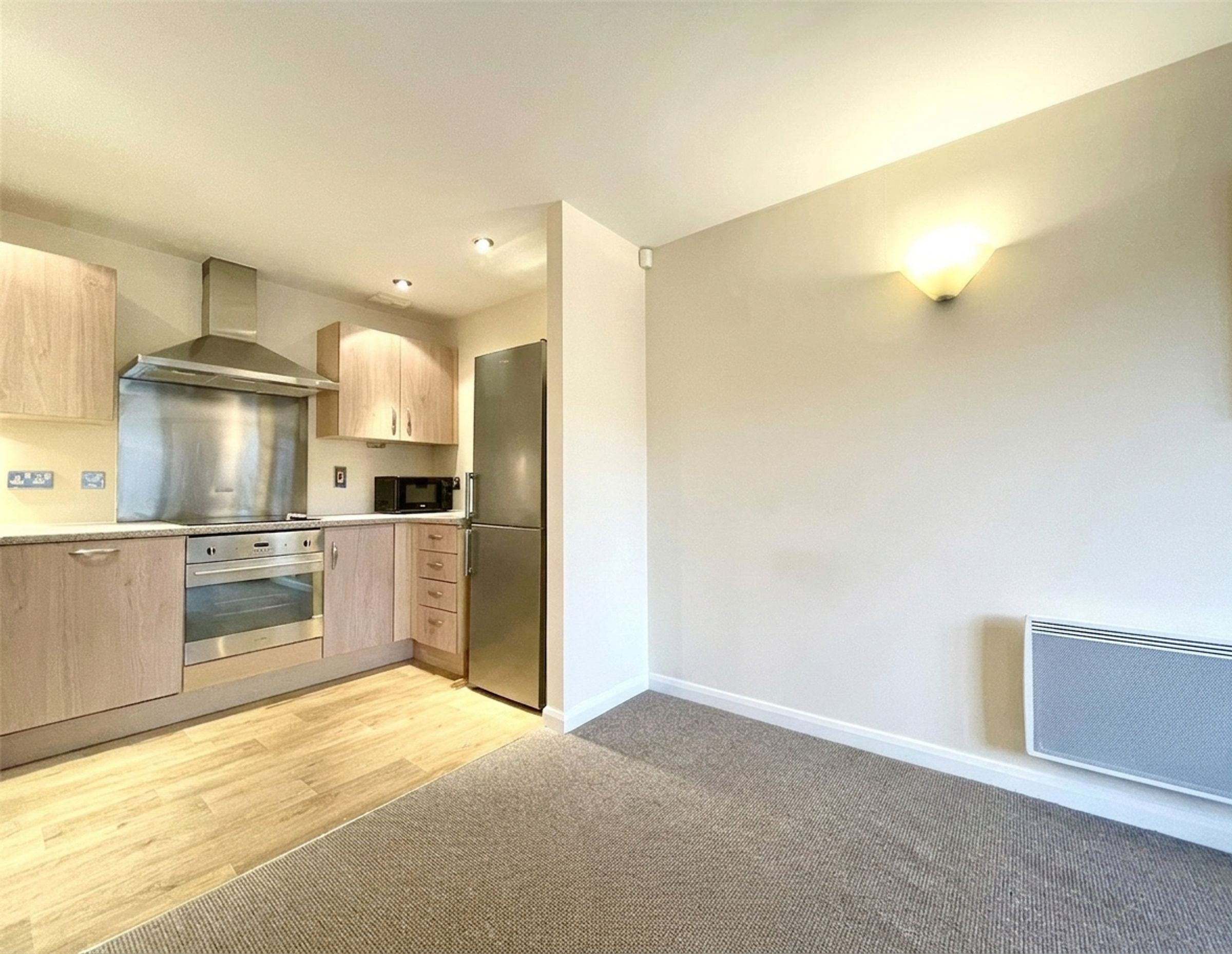 Flat Deanery Road in Bristol