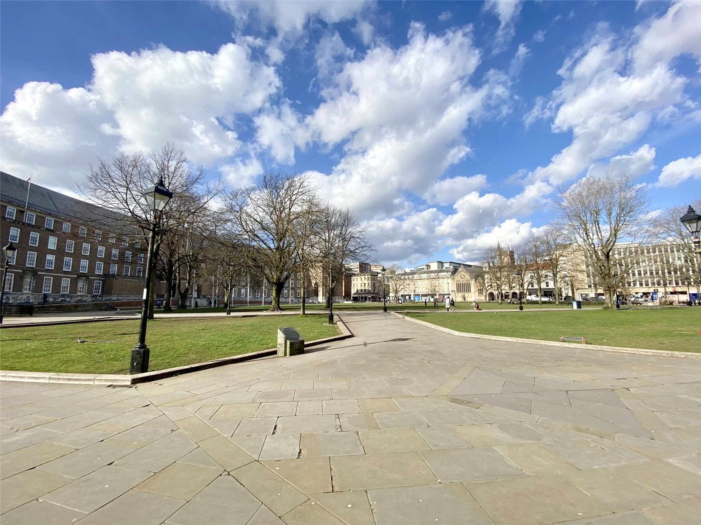 Flat Deanery Road in Bristol