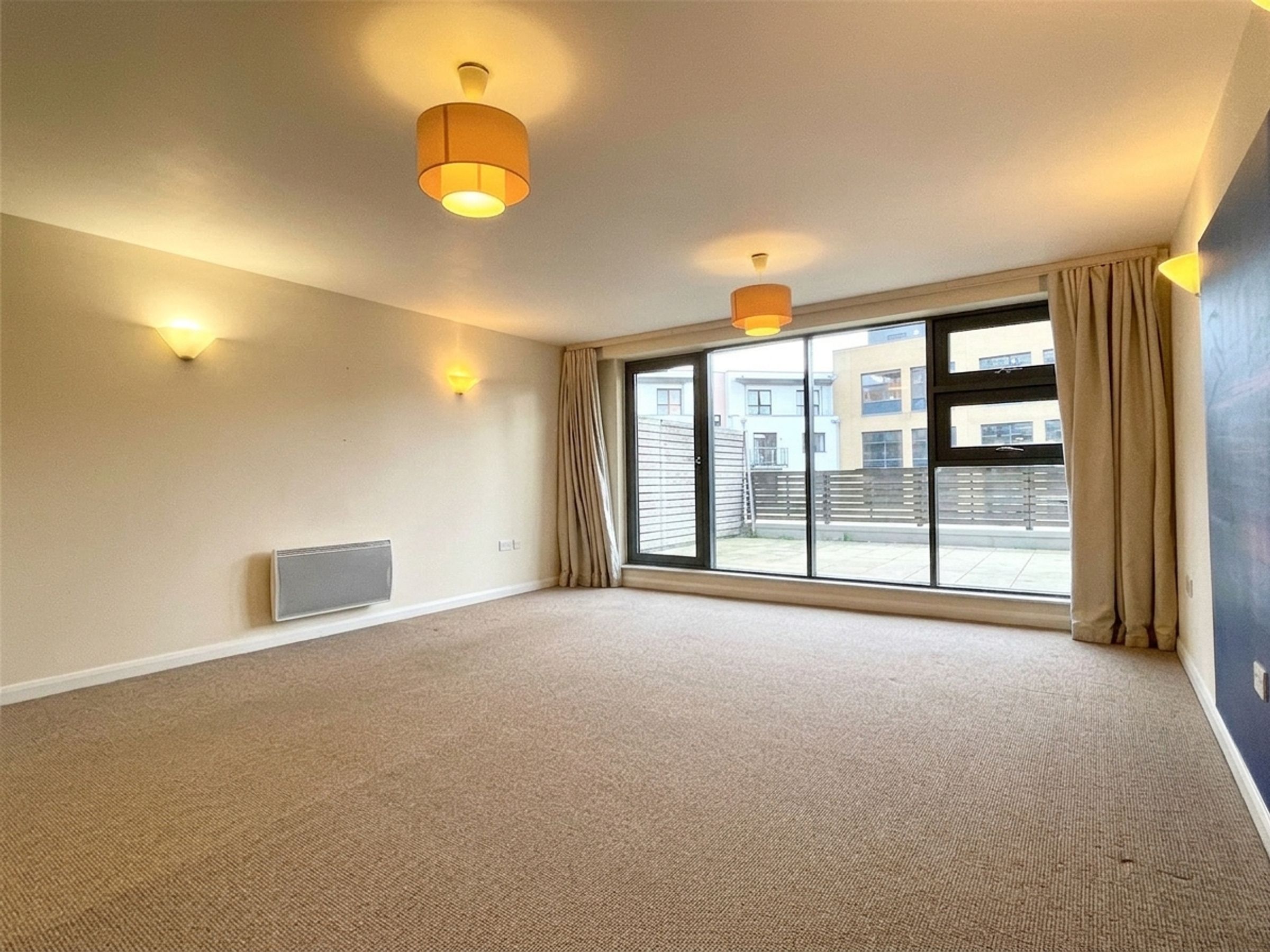 Flat Deanery Road in Bristol