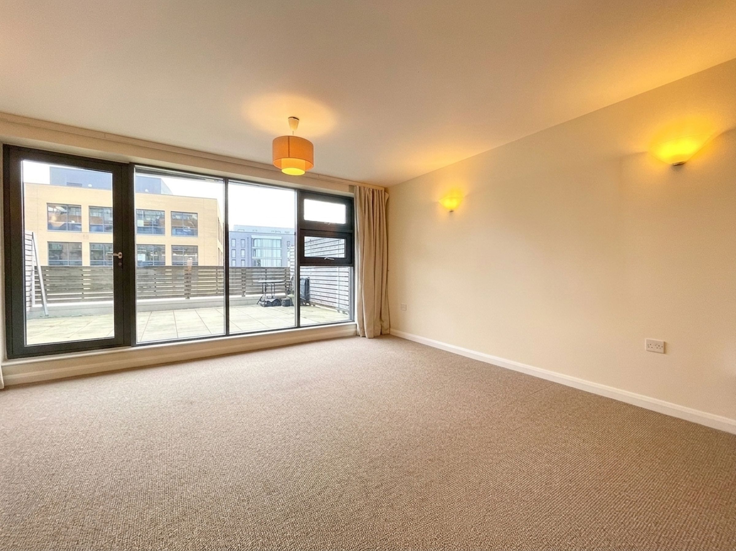 Flat Deanery Road in Bristol
