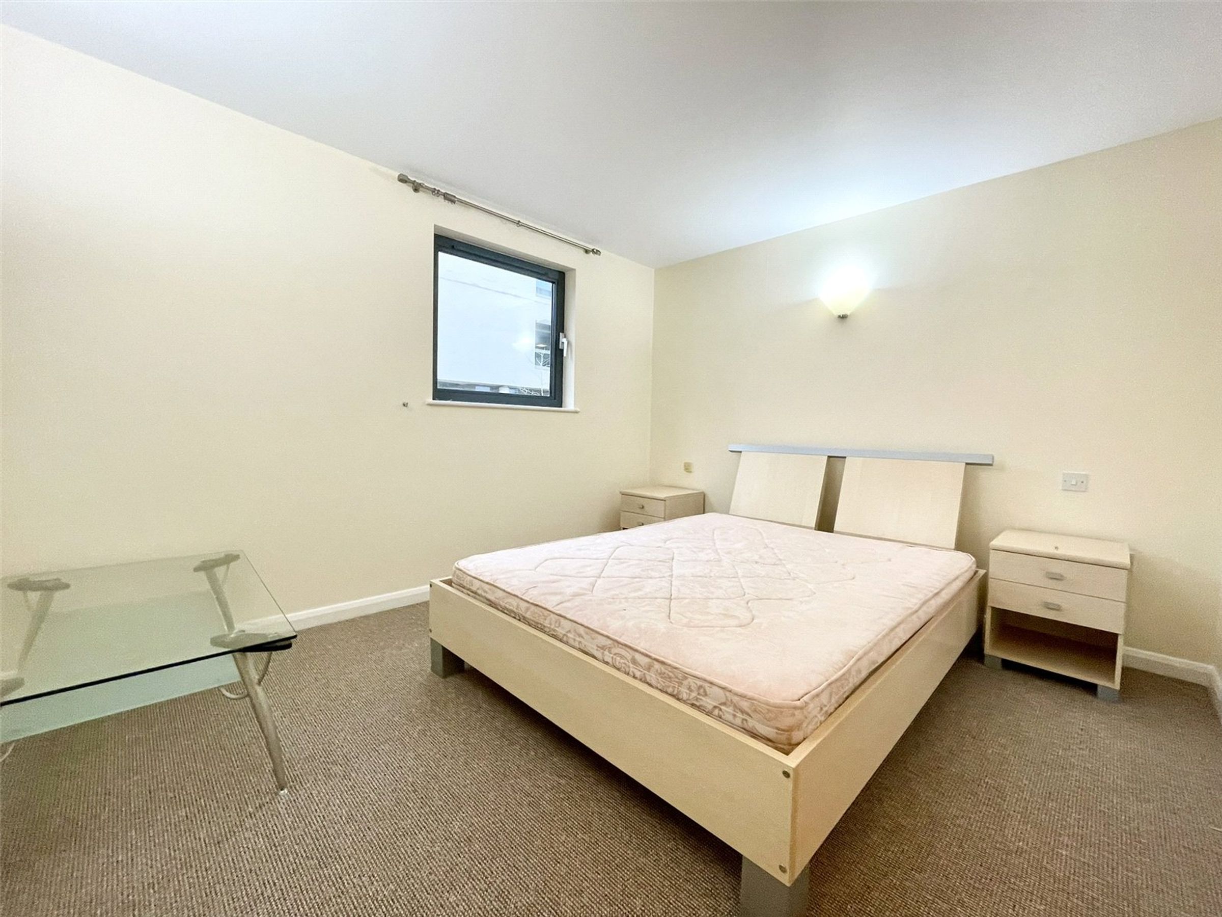 Flat Deanery Road in Bristol