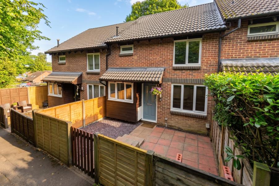 House Overthorpe Close in Woking
