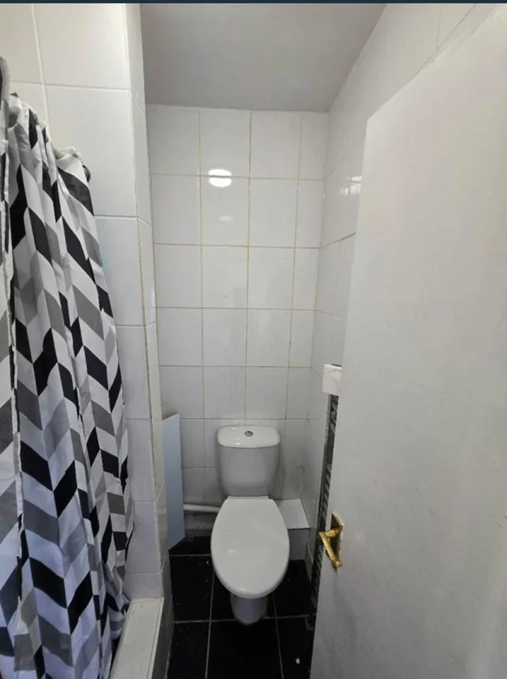 Room Manor Road in Greater London