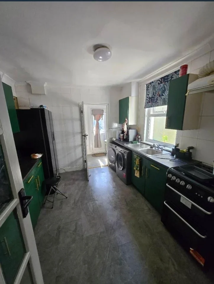 Room Manor Road in Greater London