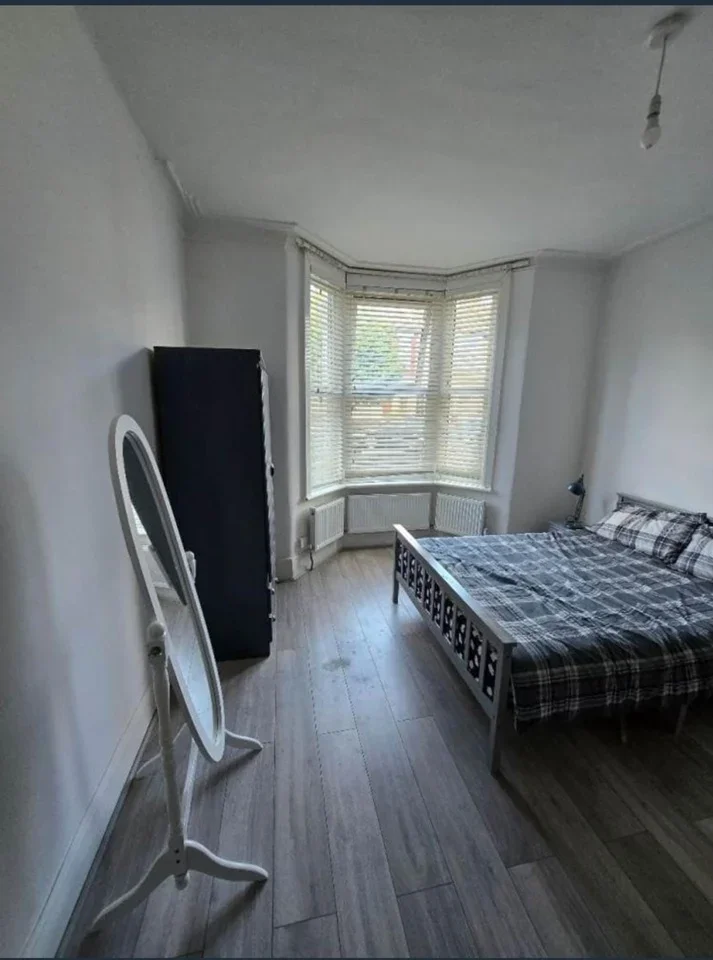 Room Manor Road in Greater London