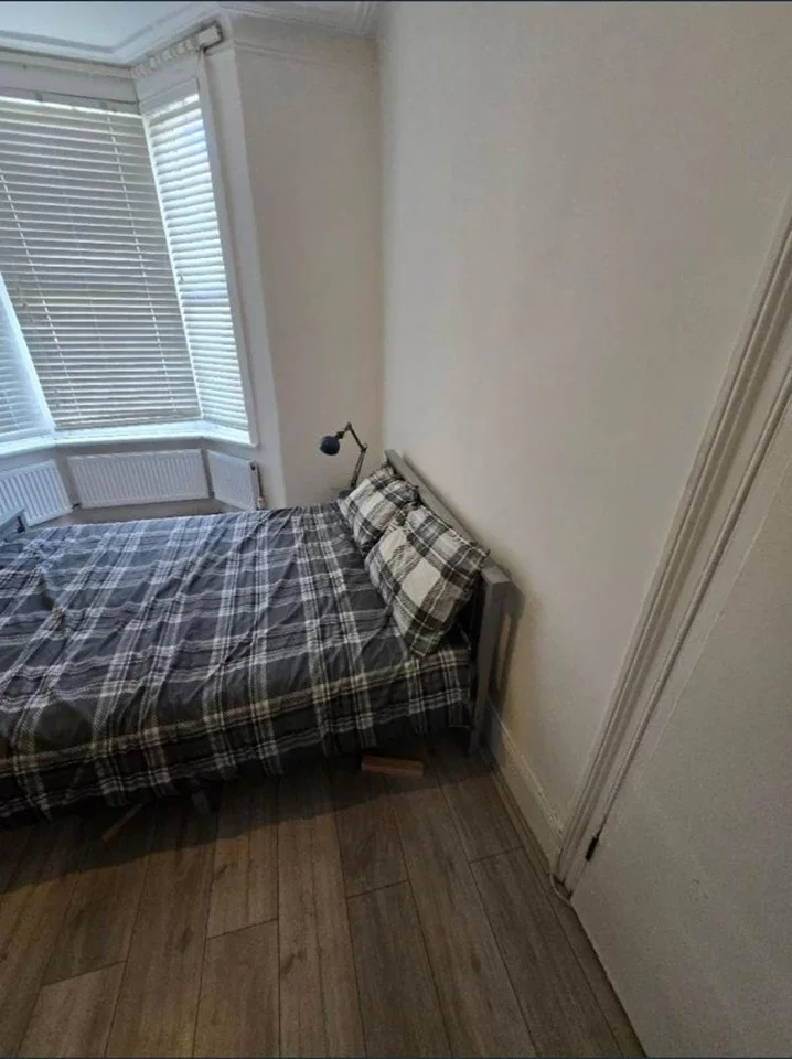 Room Manor Road in Greater London