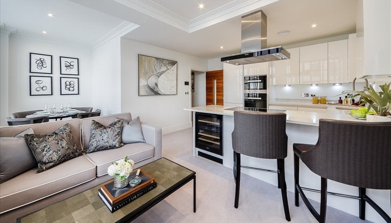 Flat Ponton Road in Greater London