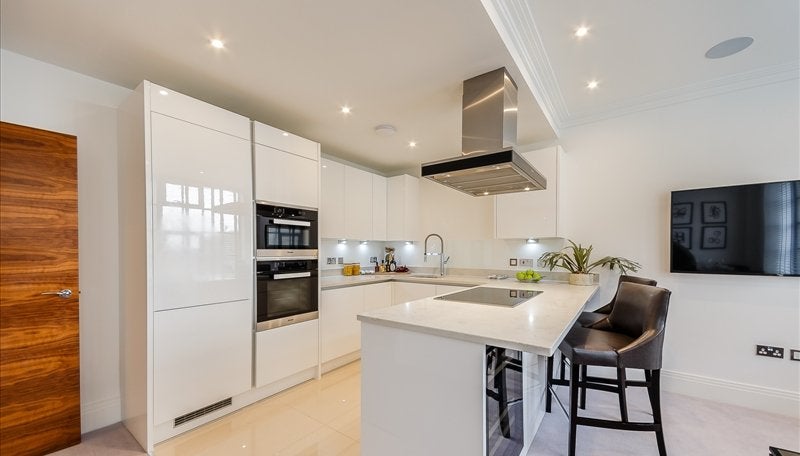 Flat Ponton Road in Greater London
