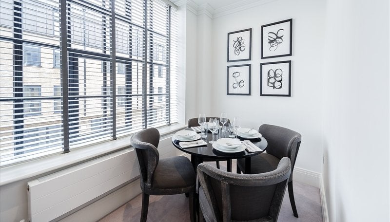 Flat Ponton Road in Greater London