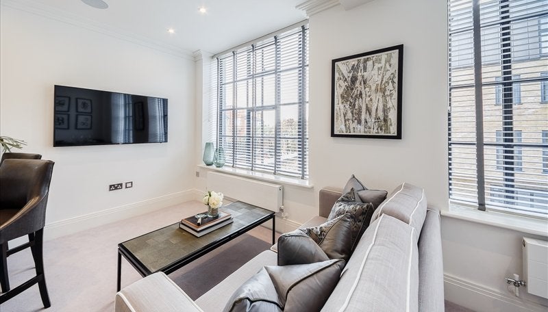 Flat Ponton Road in Greater London
